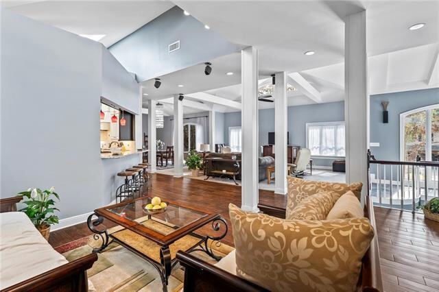 Building Photo - 632 Village Ln S