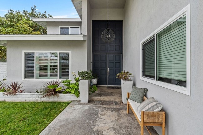 Building Photo - Stunning completely renovated home in Tustin