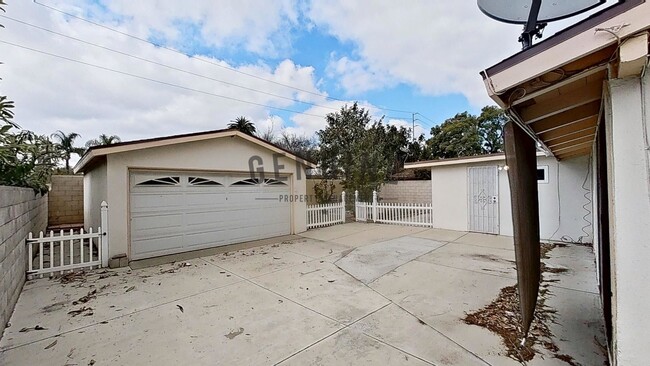 Building Photo - Large 4 Bedroom House in Fullerton - 2 Car...