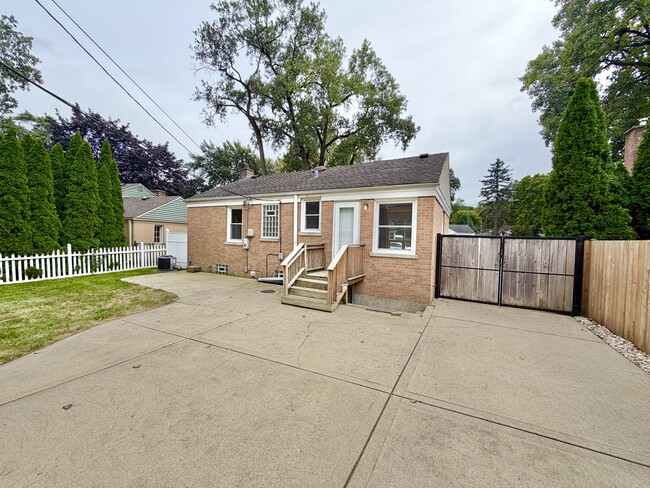 Building Photo - 5816 W Greenleaf Ave