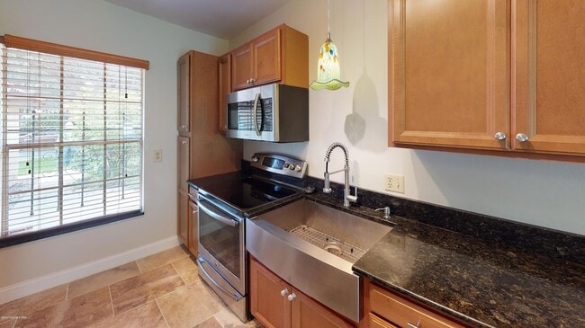 Building Photo - 1527 Waldorf Cir NE