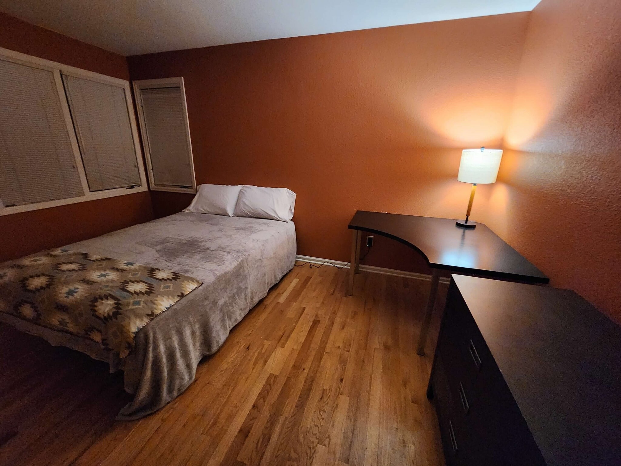 Queen bed adjustable frame - 1545 Lodge Ln