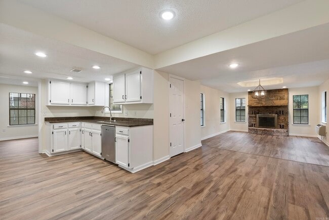 Building Photo - 10 Woodbridge Dr
