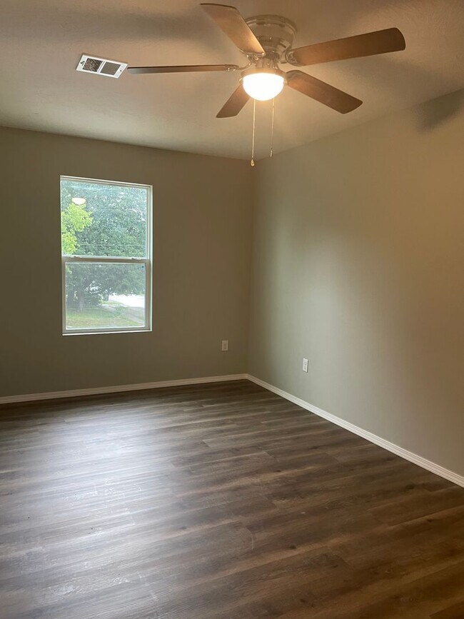 Building Photo - 801 N Nettleton Ave