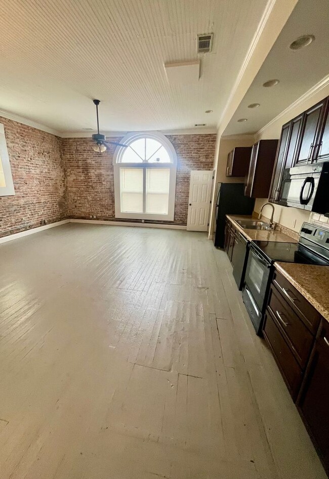 Building Photo - 25 W Oak St