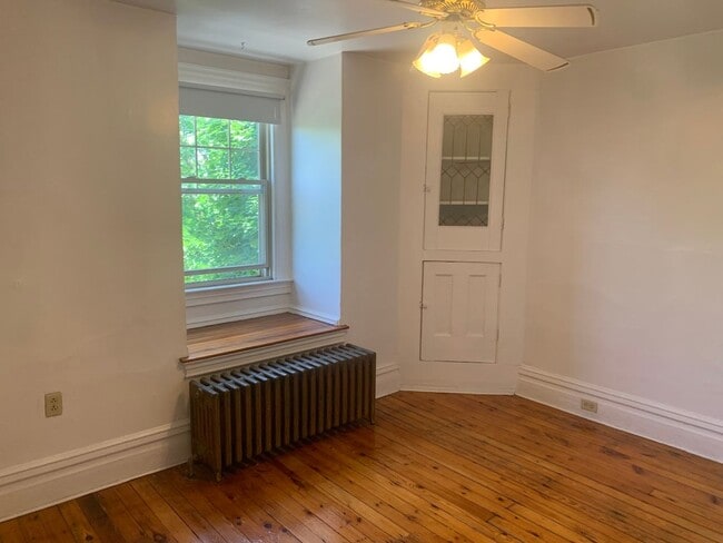 Building Photo - Spacious Two Story duplex on Walnut Street!