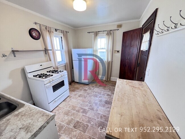 Building Photo - 3255 20th Ave S