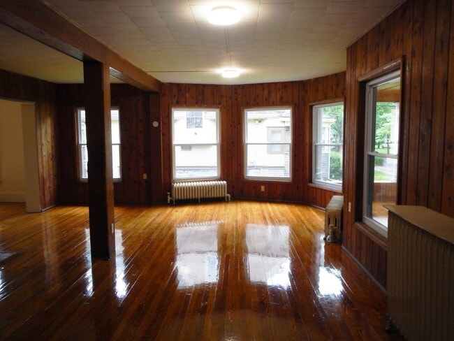 Building Photo - AVAILABLE 6/1/26 - Large House Available O...