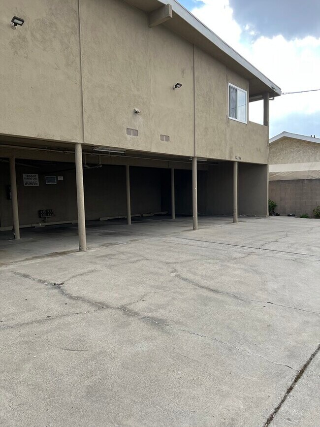 Building Photo - Montclair Apartments