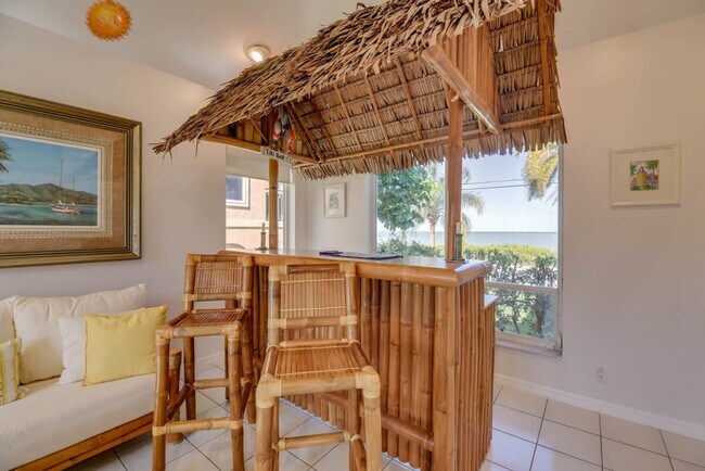 Building Photo - 8 Floral Ave