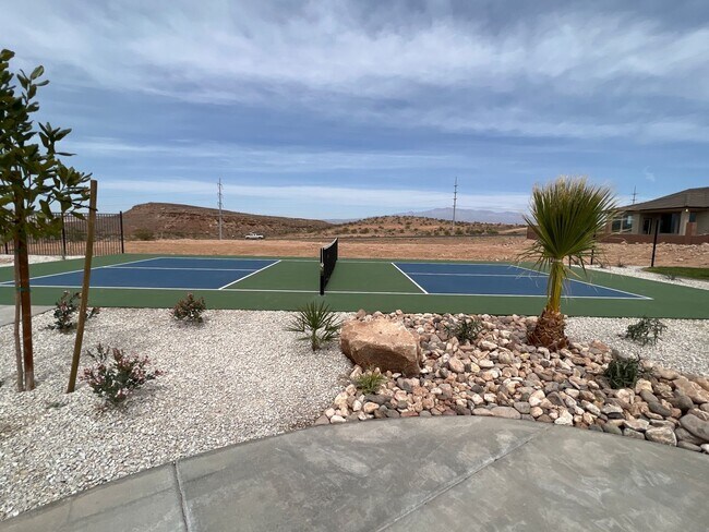 Building Photo - 4 bedroom / 2.5 bath / Community Pool and ...