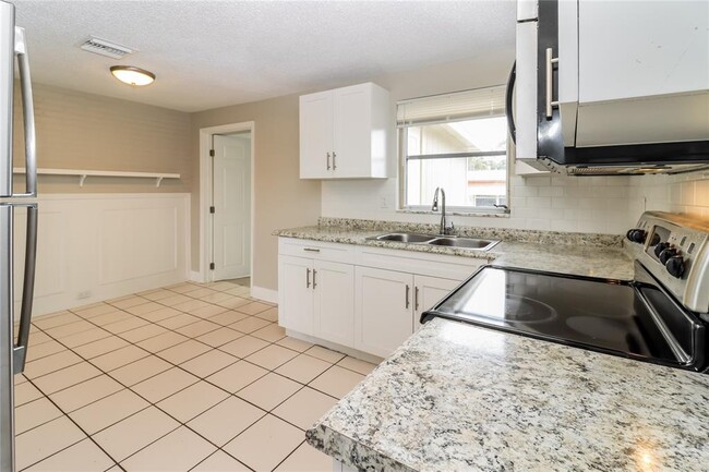 Building Photo - 4151 Ridgefield Ave