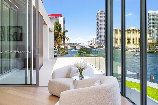 Building Photo - 503 Palm Dr