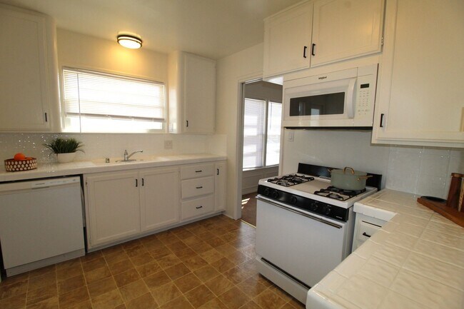 Building Photo - Charming Midtown Ventura Home- 3 Bedroom + 1.75 Bath