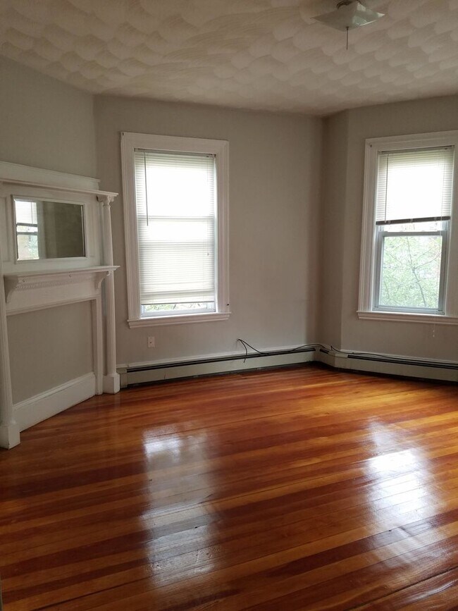 Building Photo - Large 2 Bedroom Plus an Office in Brooklin...