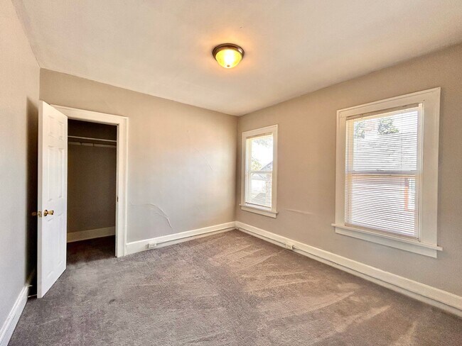 Building Photo - 39 Iona Ave