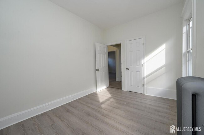 Building Photo - 377 Delavan St