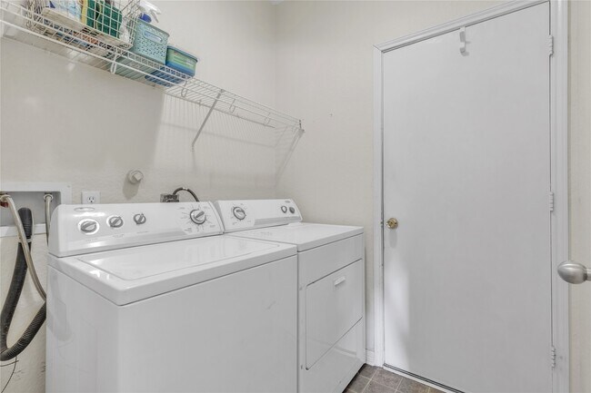 Building Photo - 415 Abbey Ln