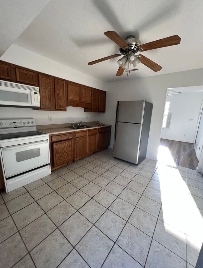Building Photo - Cross Lanes Townhouse! In-Unit Laundry hoo...