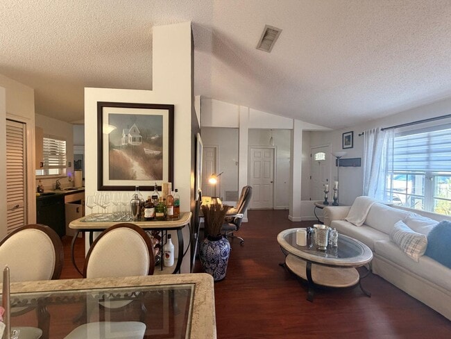 Building Photo - 1902 SW Aladdin St