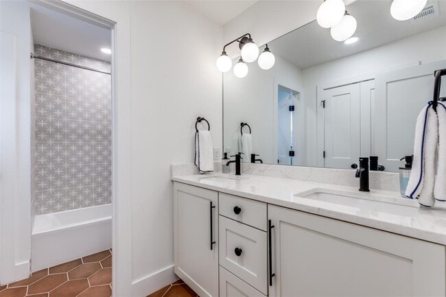 Building Photo - 2209 Fair Oaks Dr