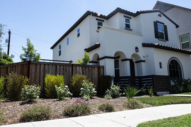 Building Photo - 3 bedroom | 2.5 bathroom | Crocker Village Single Family Home