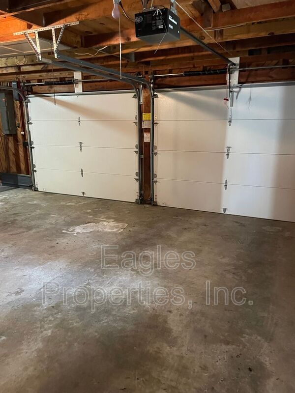 Building Photo - 300 S Andrews Ave