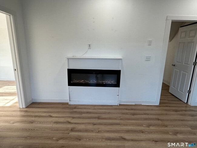 Building Photo - 27 E 9th St