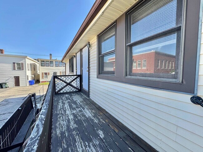 Building Photo - 118 Belmont St