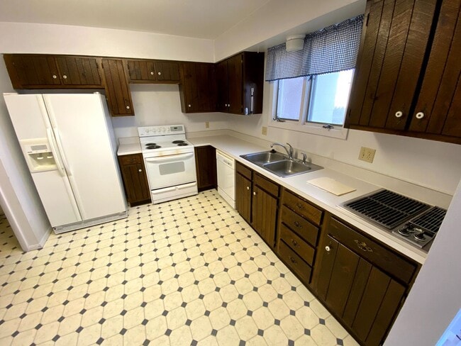 Building Photo - 3 Bedroom, 1.5 Bathroom Townhouse Next to High School and Middle School