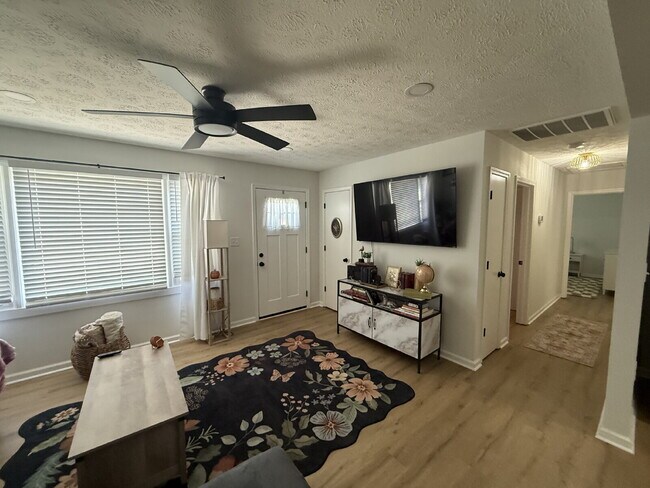 Building Photo - Furnished Home in Madison Heights available through October 31, 2026.
