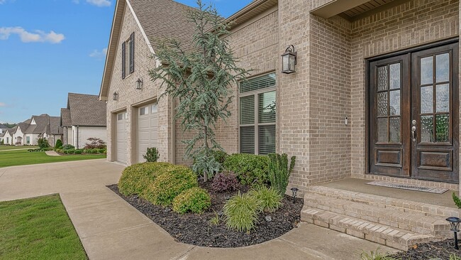 Building Photo - Rare Executive Rental in Desirable South J...