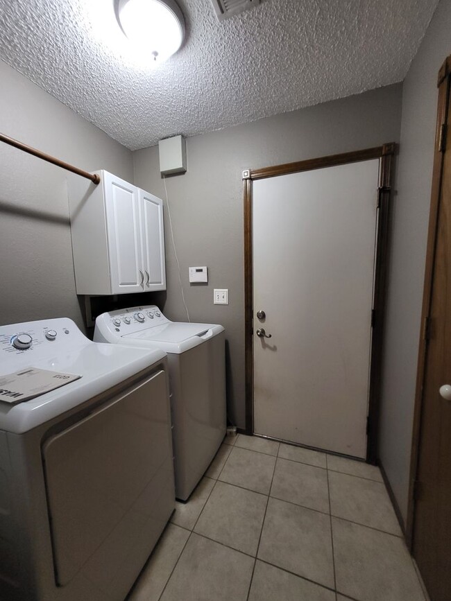 Building Photo - (3) Bed/(2) Bath in Eagle Cliff Addition A...