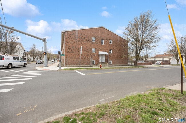 Building Photo - 46 N Cherry St