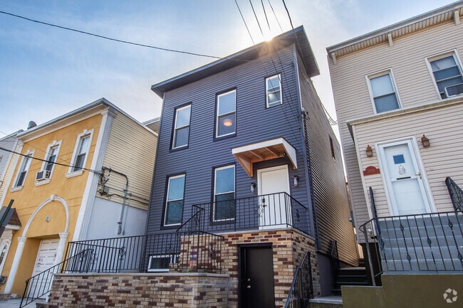 Building Photo - 1431 37th St