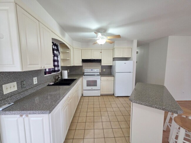 Building Photo - 3/2 with Florida room and Carport