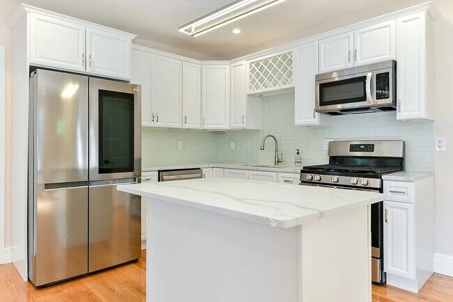 Building Photo - Modern Comfort Meets City Living – Stunnin...