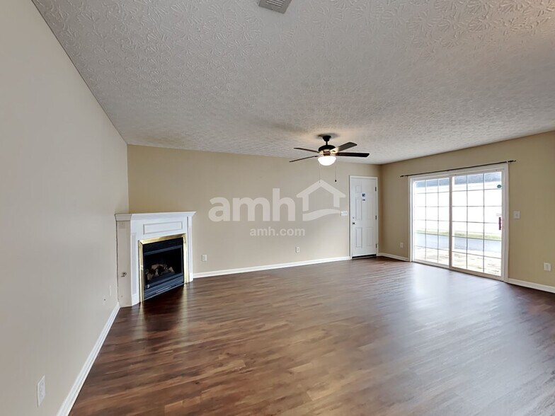 Building Photo - 2490 Delowe St