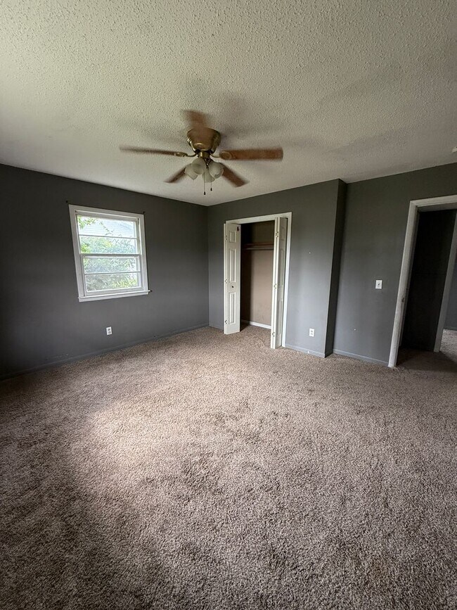 Building Photo - 3 bedroom/2 bathroom/2 car garage house