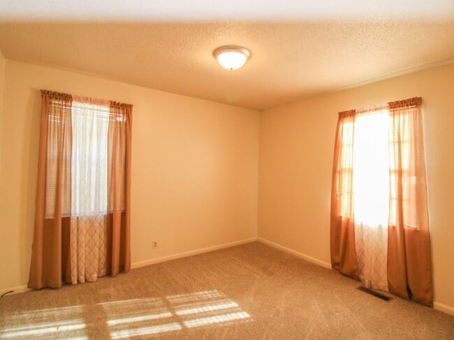 Building Photo - FREE MONTH RENT! Ardmore School District!