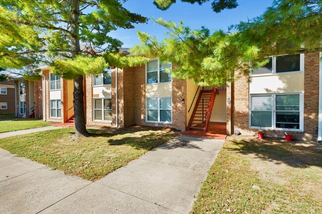 Building Photo - Tracks at Seymour