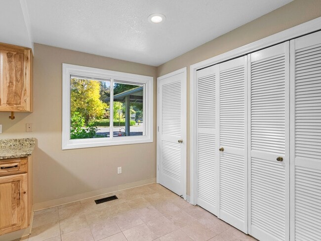 Building Photo - 1107 Meadowview Ct