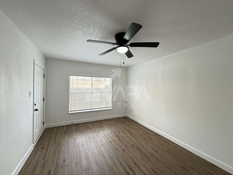 Building Photo - 411 Yolanda Dr