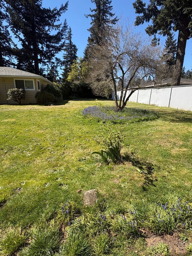 Building Photo - 3 bedrooms, 2 Baths Ranch Home with Large, Fenced Yard in the River Crest Neighborhood!