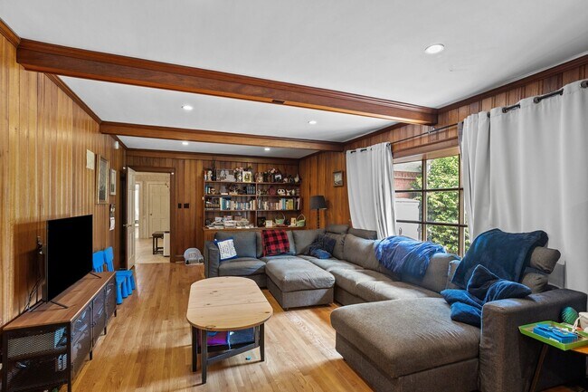 Building Photo - Beautiful brick home on a 1-acre lakefront...