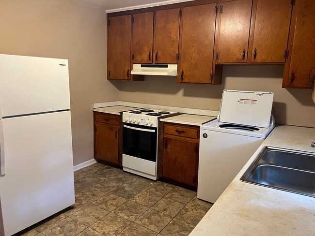 Building Photo - 2 Bedroom | 1 Bath Townhouse near Cameron ...