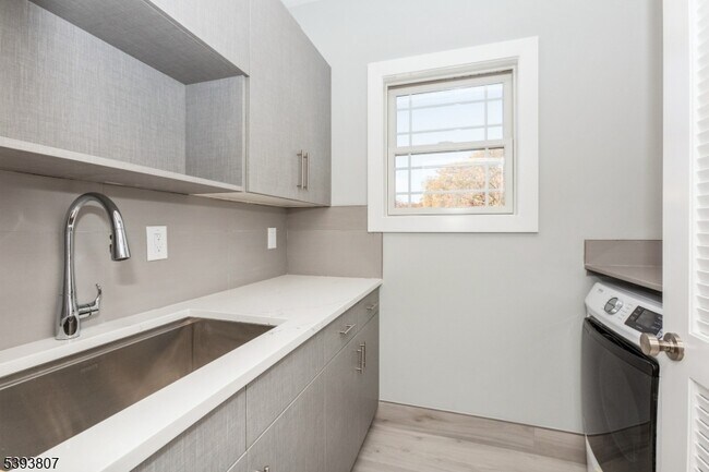 Building Photo - 8 Gregory Rd