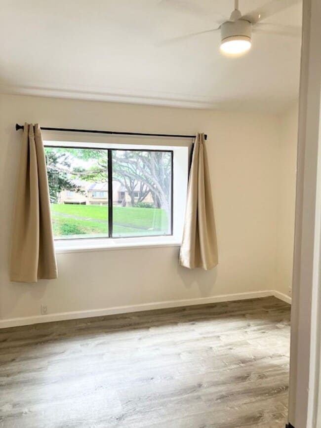Building Photo - $3,300 2-Bed/2-Bath/2-Parking Townhouse in...