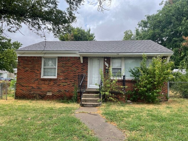 Building Photo - 3 Bedroom Midwest City Home!