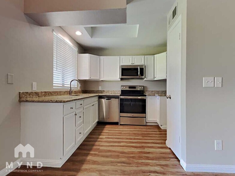 Building Photo - 818 E Piute Ave